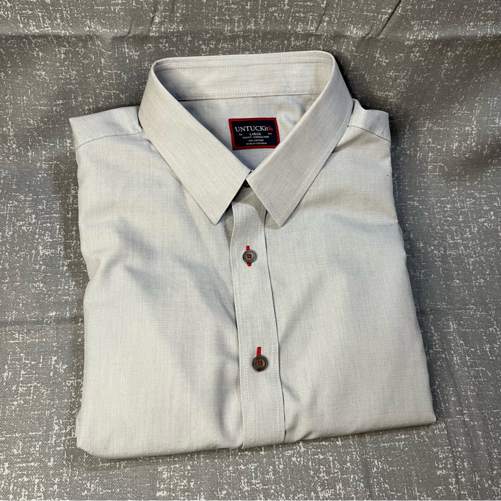 UNTUCKit Size Large (slim fit)
